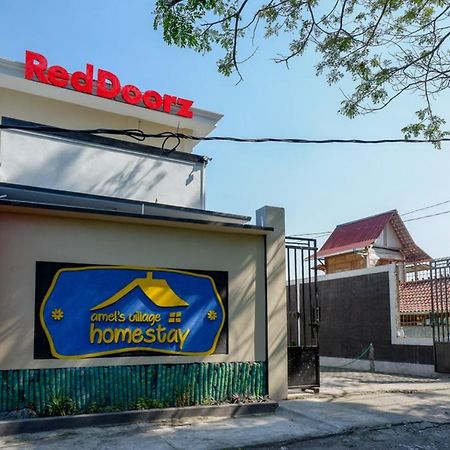 Reddoorz Near Padang Golf Adisucipto Hotel Potrojayan Ngoại thất bức ảnh
