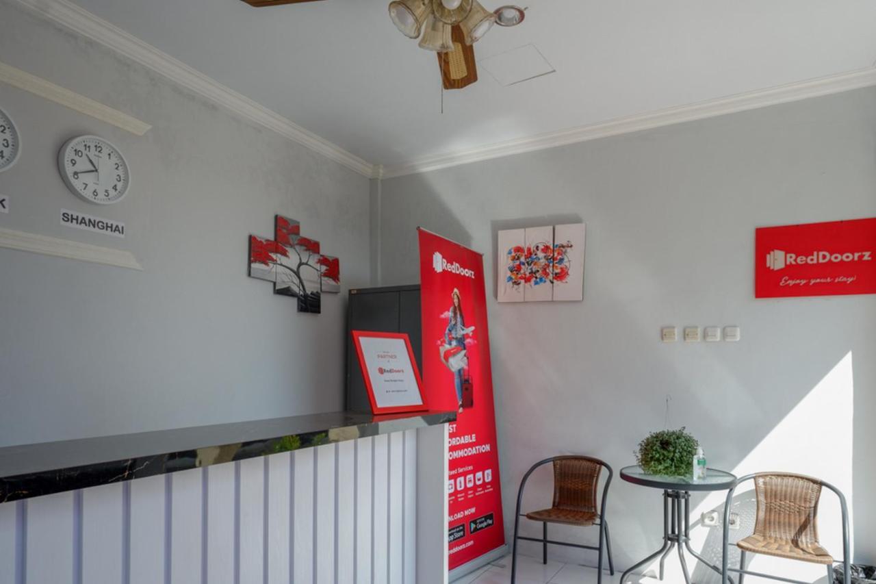 Reddoorz Near Padang Golf Adisucipto Hotel Potrojayan Ngoại thất bức ảnh