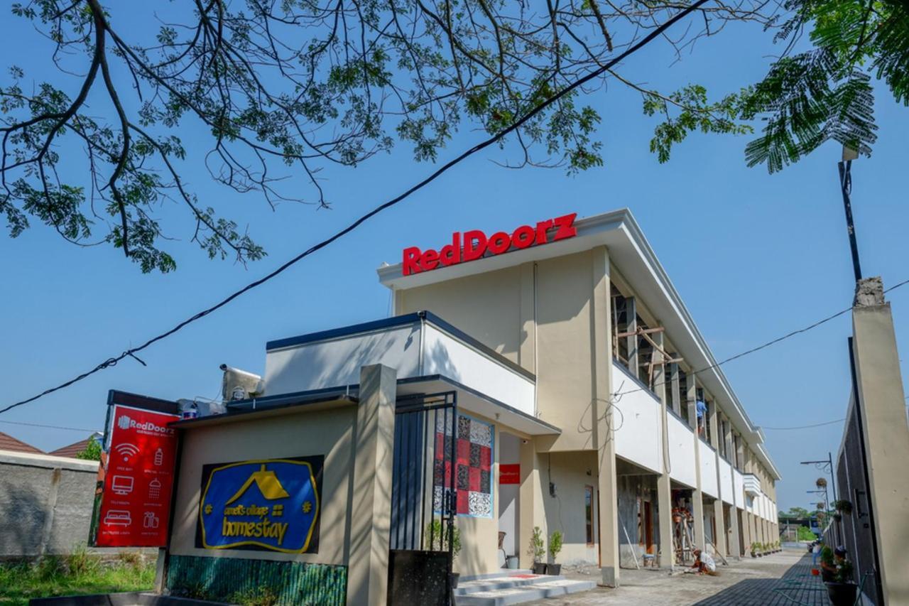 Reddoorz Near Padang Golf Adisucipto Hotel Potrojayan Ngoại thất bức ảnh