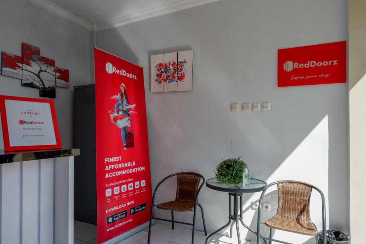 Reddoorz Near Padang Golf Adisucipto Hotel Potrojayan Ngoại thất bức ảnh