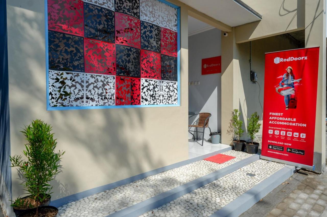 Reddoorz Near Padang Golf Adisucipto Hotel Potrojayan Ngoại thất bức ảnh