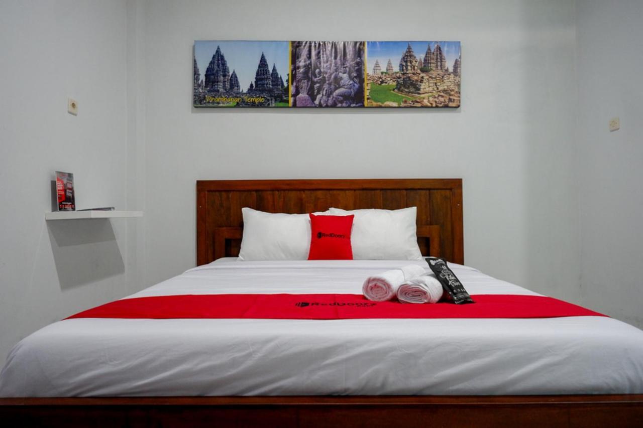 Reddoorz Near Padang Golf Adisucipto Hotel Potrojayan Ngoại thất bức ảnh