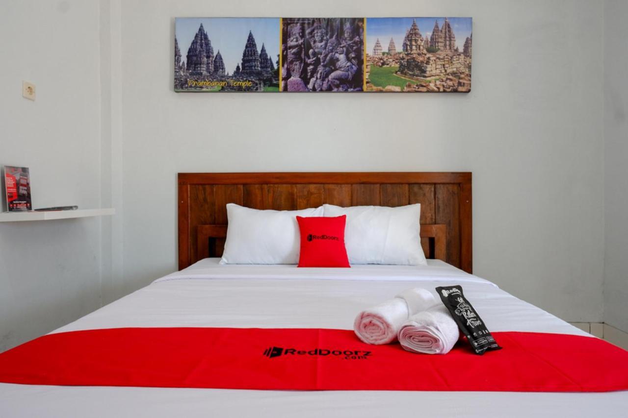 Reddoorz Near Padang Golf Adisucipto Hotel Potrojayan Ngoại thất bức ảnh