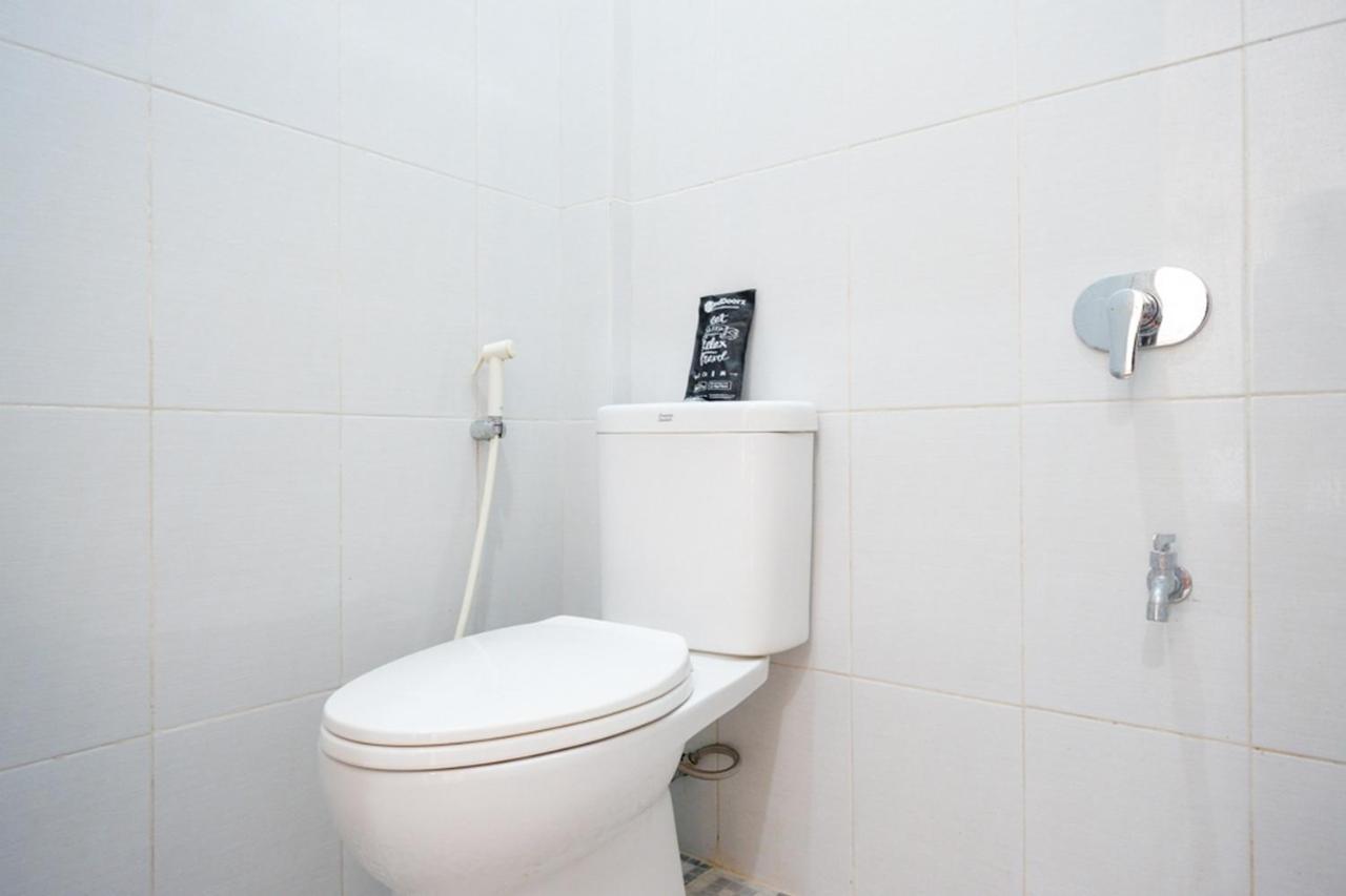 Reddoorz Near Padang Golf Adisucipto Hotel Potrojayan Ngoại thất bức ảnh