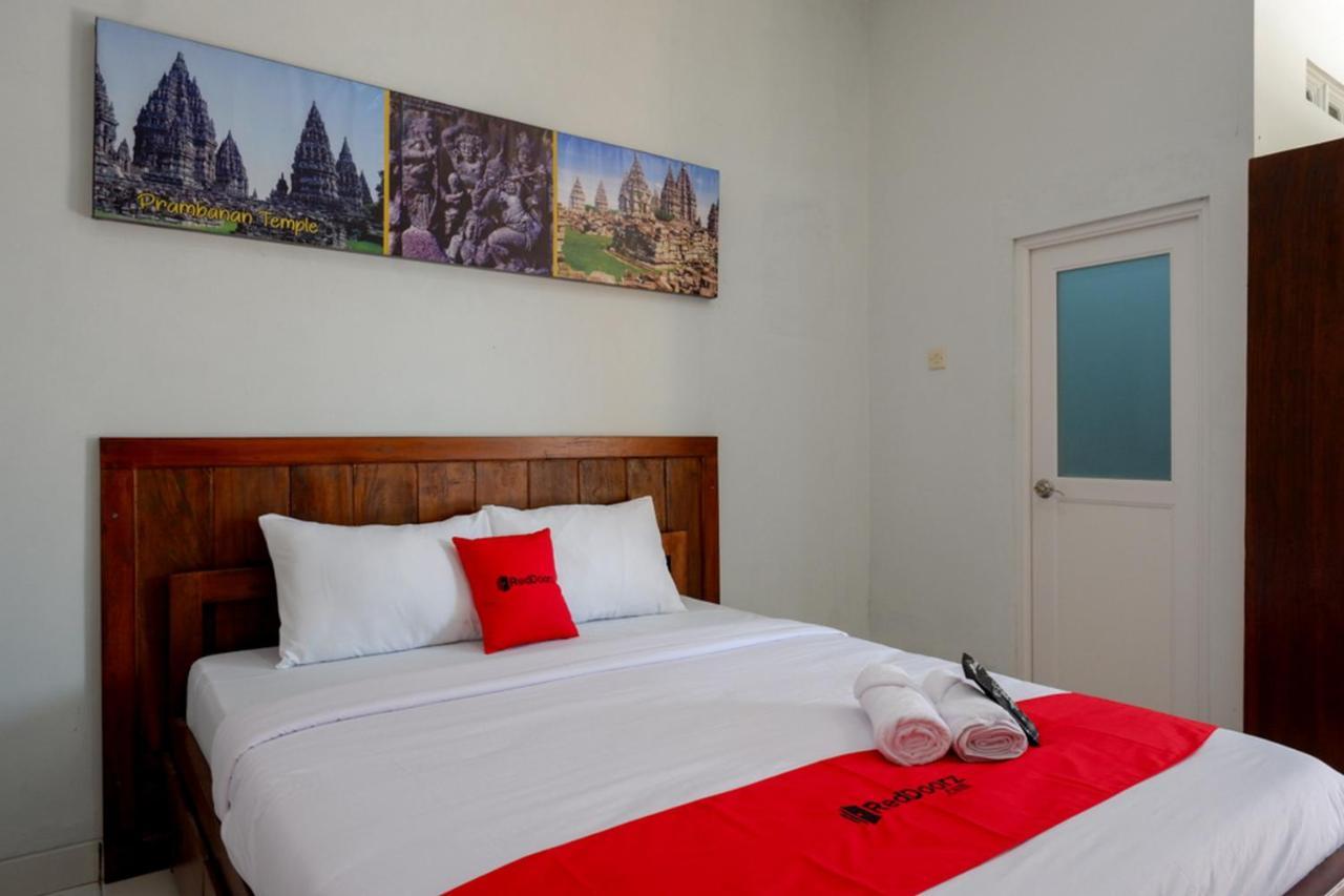 Reddoorz Near Padang Golf Adisucipto Hotel Potrojayan Ngoại thất bức ảnh