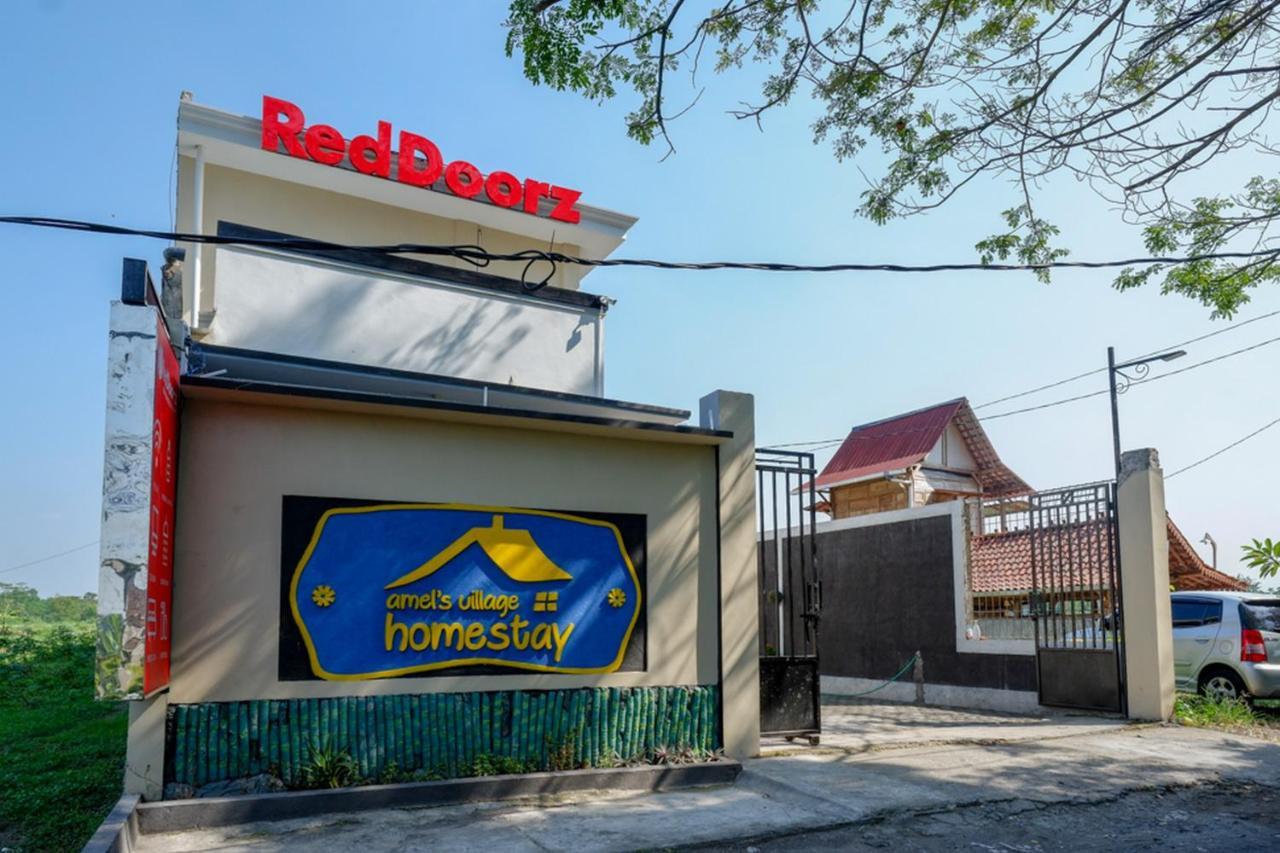 Reddoorz Near Padang Golf Adisucipto Hotel Potrojayan Ngoại thất bức ảnh